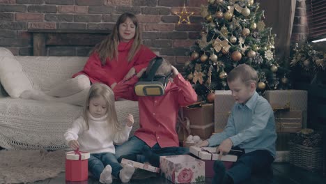 Glückliche-Kinder-öffnen-Weihnachtsgeschenkboxen-Damenuhren