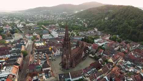 4k-Drohne-Footage-shot-near-the-Cathedral-in,-Fraiburg-im-Breisgau,-Germany-at-Sunrise