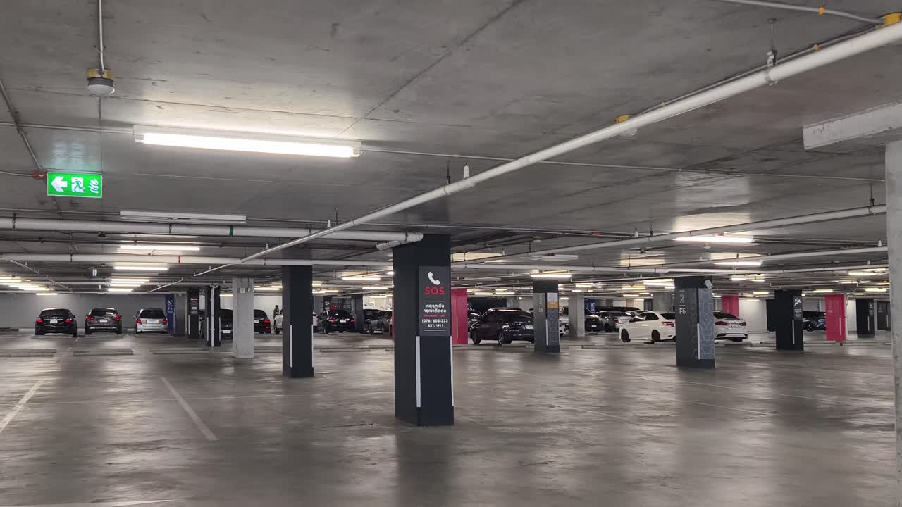 응급 서비스가 있는 지하 주차장