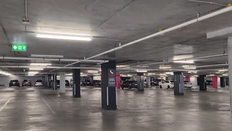 estacionamiento subterráneo con servicios de emergencia