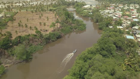 Vista-Aérea-De-Un-Barco-De-Pesca-Que-Regresa-Al-Puerto-Después-De-Un-Día-De-Pesca