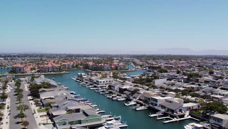 Blick-Auf-Den-Hafen-Von-Oben-An-Der-Küste-Von-Oxnard-In-Ventura,-Kalifornien-–-Wunderschöne-Drohnenaufnahmen-Eines-Sonnigen-Tages-Und-Des-Pazifischen-Ozeans