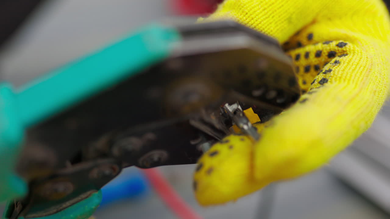 con la herramienta de crimpado de alambre con guantes