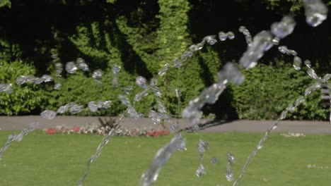 el agua salta de la fuente