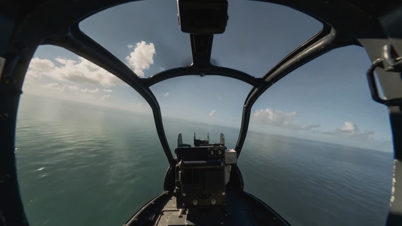 Esecuzione di un passaggio a bassa quota, pilota che guida l'aereo sopra una città costiera per raggiungere il mare, con tettuccio e mirino.