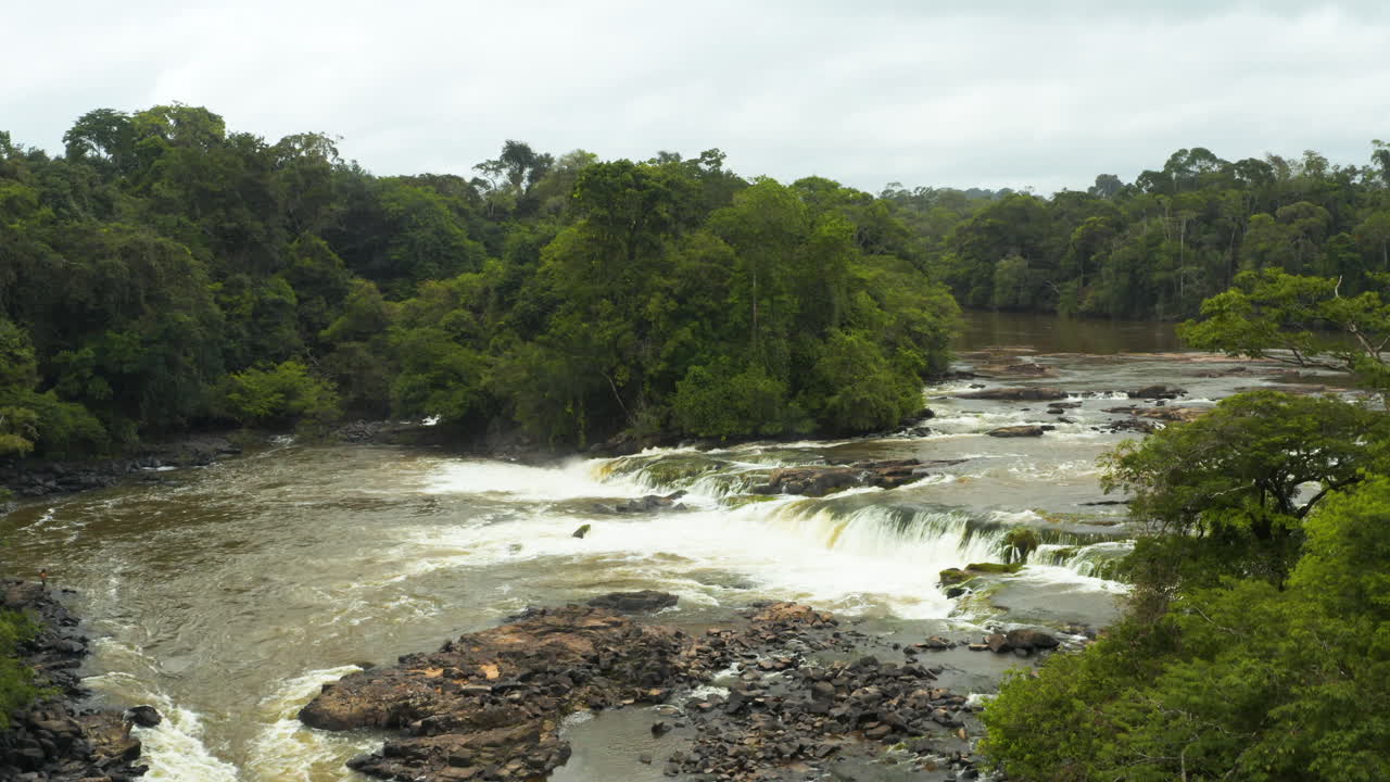 impresionante toma aérea con vistas a una pequeña cascada en la jungla de guyana