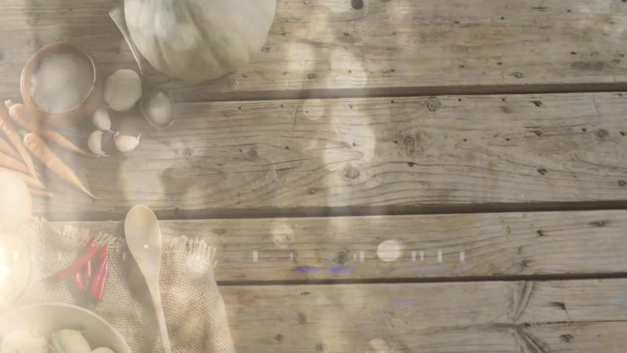 animación de manchas de luz sobre verduras y especias sobre fondo de madera.