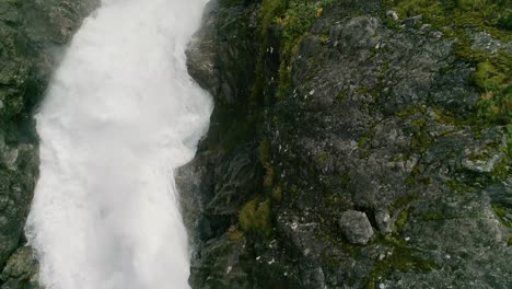 Sobrevuelo-Aéreo-De-La-Cascada-De-Ovstefoss-Que-Termina-En-La-Caída-Final-En-Cámara-Lenta