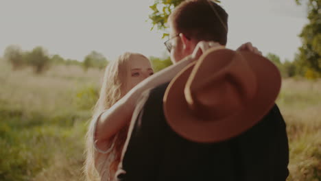 pareja enamorada mirándose 3
