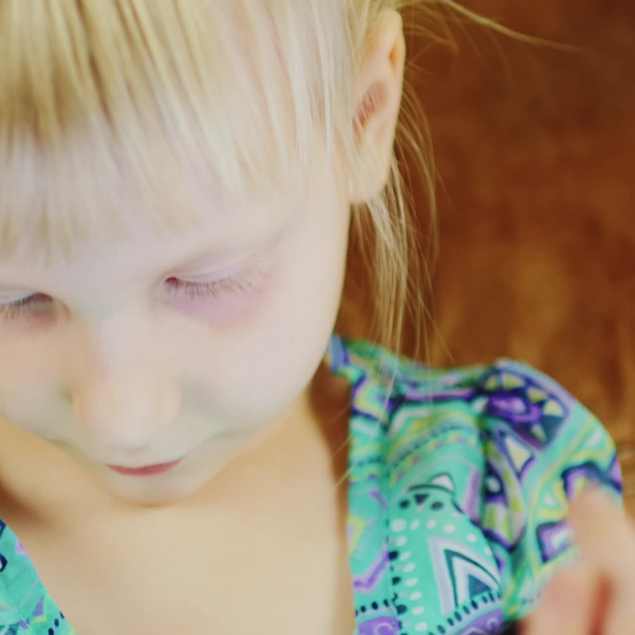 태블릿을 사용하는 젊은 백인 소녀 07