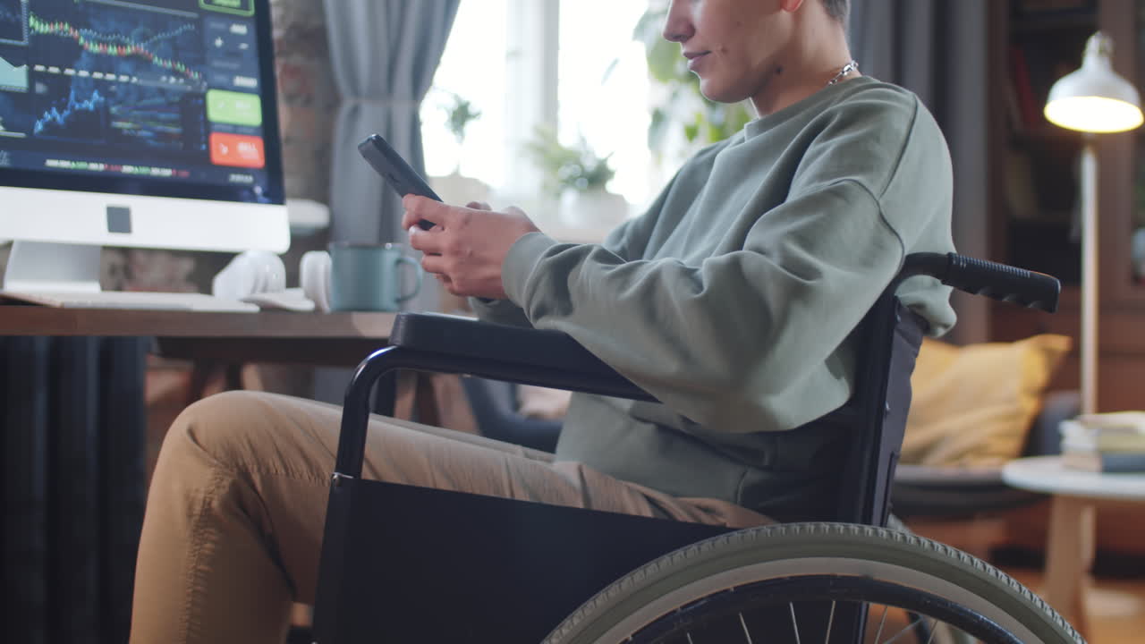 mujer en silla de ruedas trabajando desde casa
