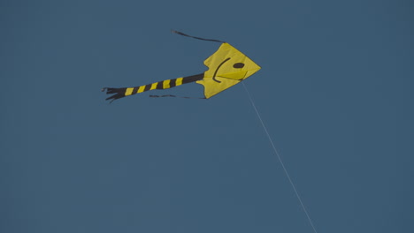 cometa sonriente volando en el cielo