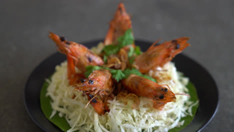 camarones fritos con ajo en un plato
