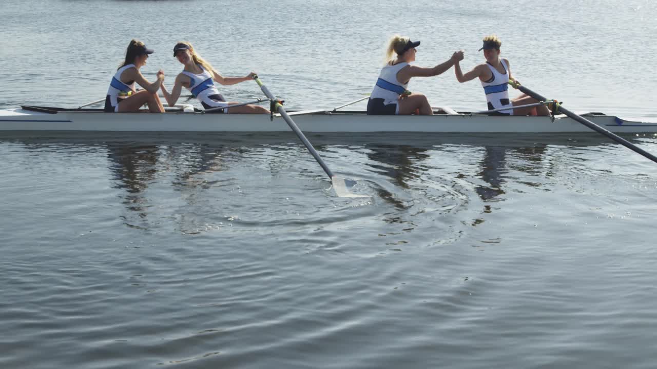 여자 로잉 팀 이 강 에서 훈련 하고 있다