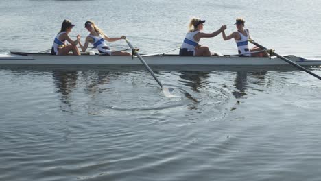Weibliche-Rudermannschaft-Trainiert-Auf-Einem-Fluss