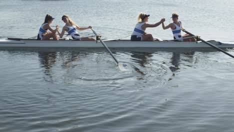 Equipo-De-Remo-Femenino-Entrenando-En-Un-Río.