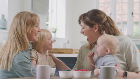 Gleichgeschlechtliches-Weibliches-Paar-Beim-Gesunden-Frühstück-Zu-Hause-Mit-Tochter-Und-Kleinem-Sohn