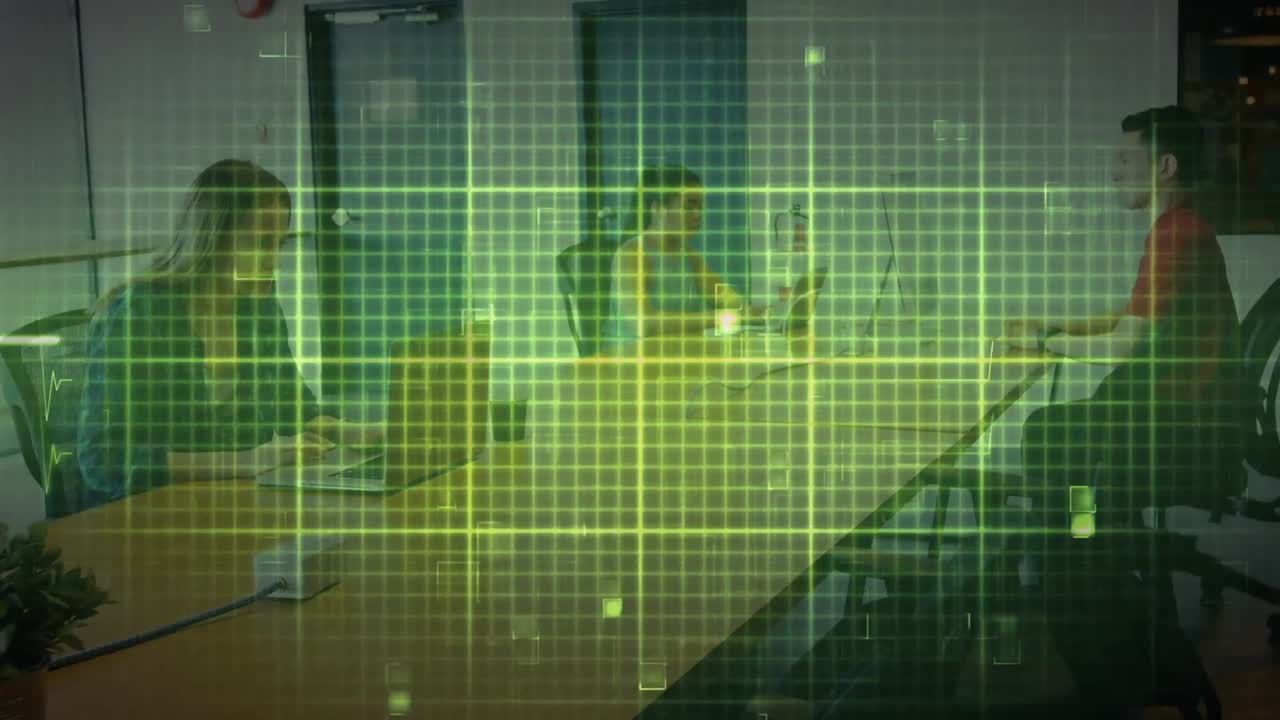 animación de un monitor de ritmo cardíaco brillante y datos en la cuadrícula, sobre colegas trabajando en computadoras portátiles