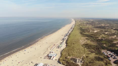 Distrito-Largo-Y-Ancho-Playa-Aan-Zee,-Arena-Suave,-Agua-Tranquila-Y-Dunas,-Holanda