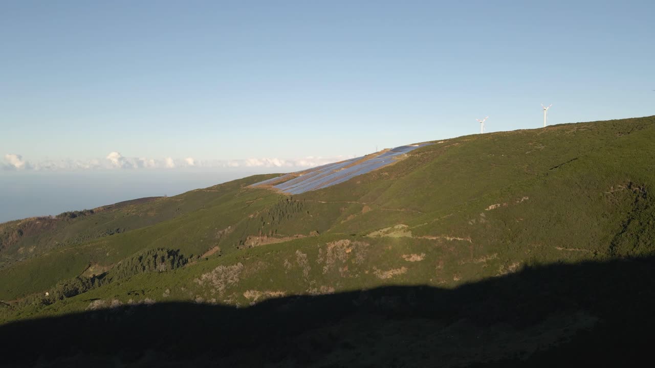 파울 다 세라 마데라 섬 의 산 꼭대기 에 있는 태양광 발전소 의 공중 사진