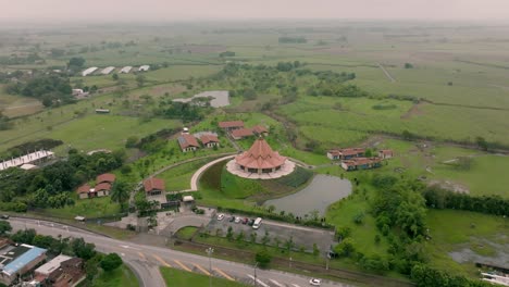 Wide-aerial-pan-down-of-the-Baha’i-House-of-Worship-in-Cali,-Colombia