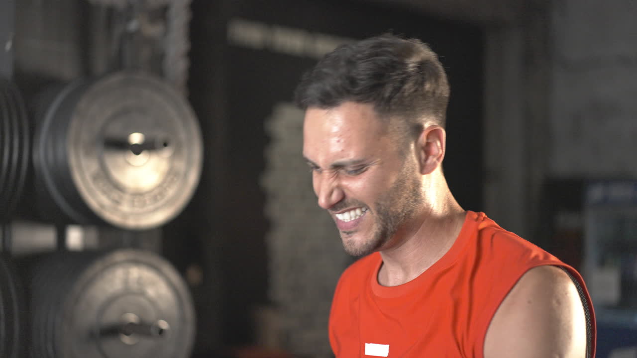 hombre trabajando en un gimnasio