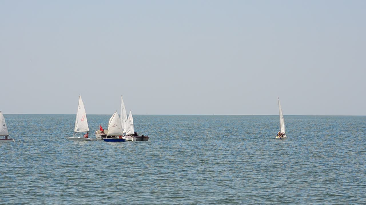 Regata in onore di una stagione balneare. Città di Berdyansk, Ucraina. Yacht nel mare.