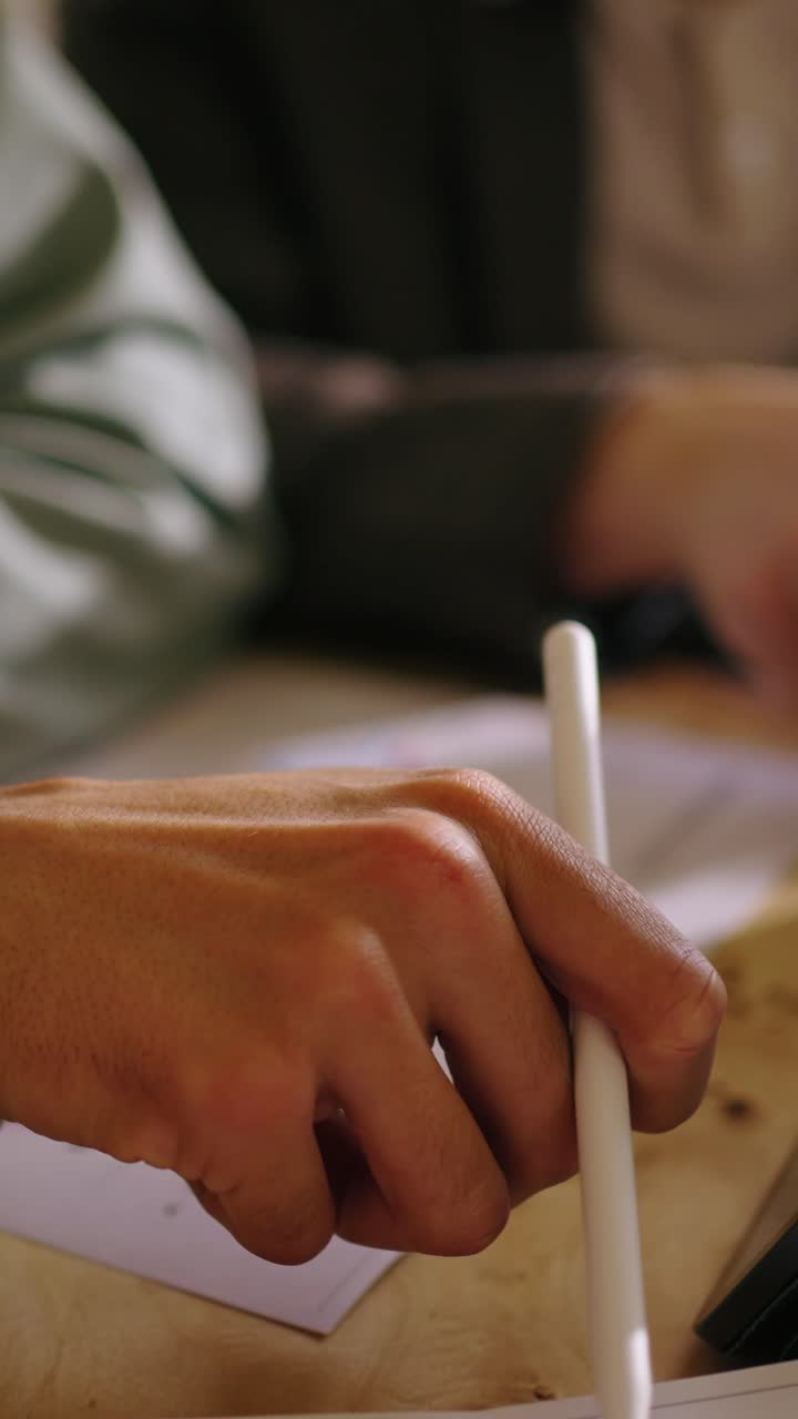 Mano che analizza grafici con uno stilo