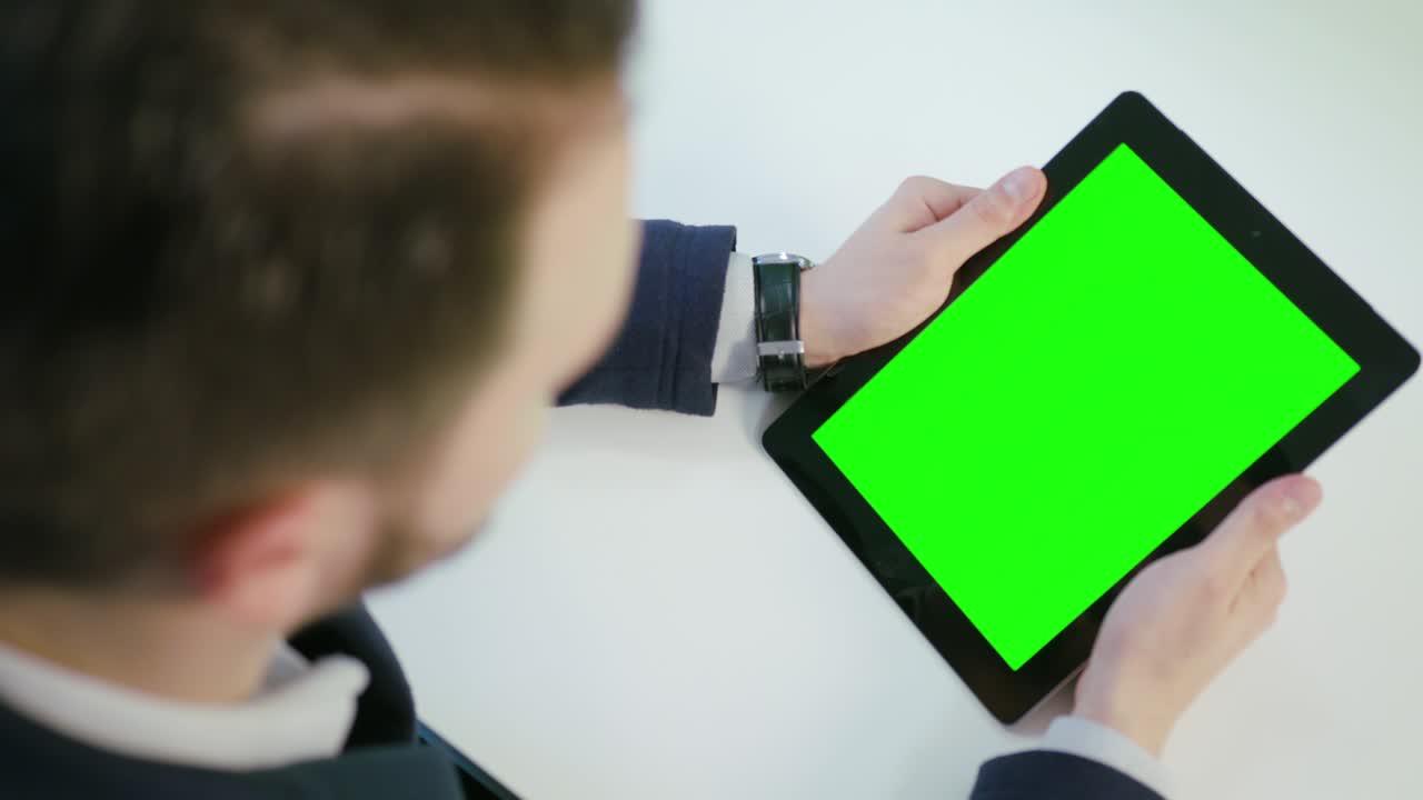 녹색 화면 을 가진 디지털 태블릿 을 사용하는 사람