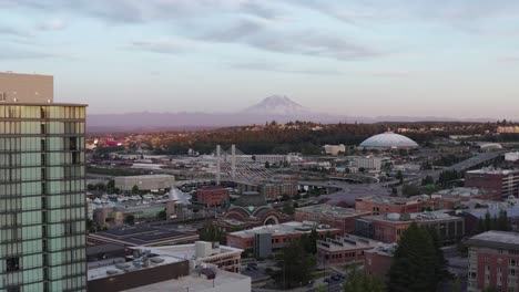 美國華盛頓州塔科馬穹頂 (tacoma dome) 和雷尼爾山 (mount rainier) 的遠景