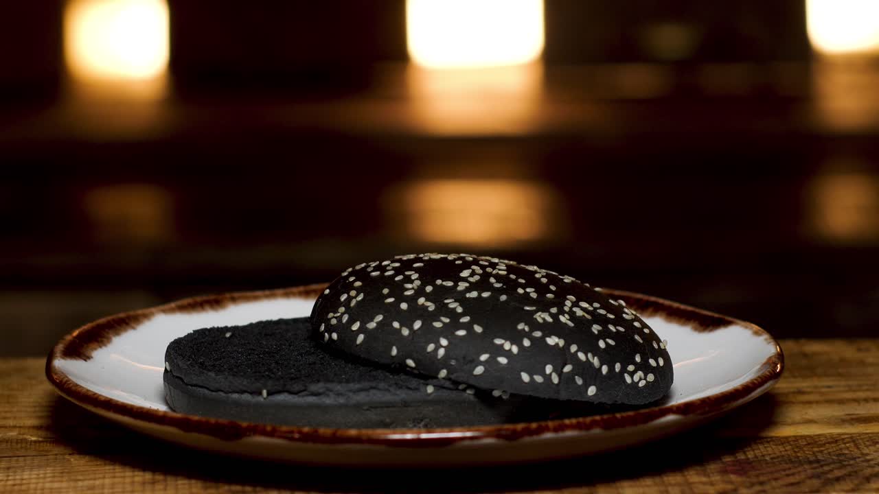 panes de hamburguesa de sésamo negro en un plato