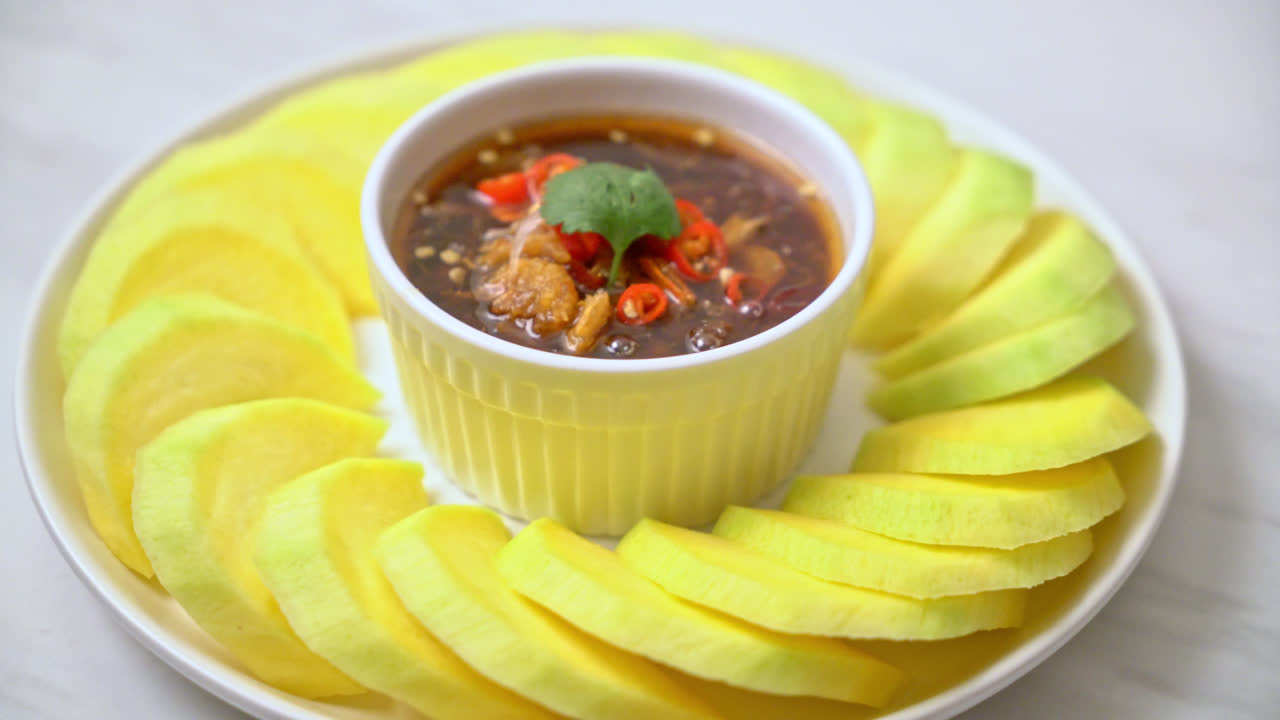 달콤한 생선 소스 디핑을 곁들인 신선한 녹색 및 황금 망고 - 아시아 스타일