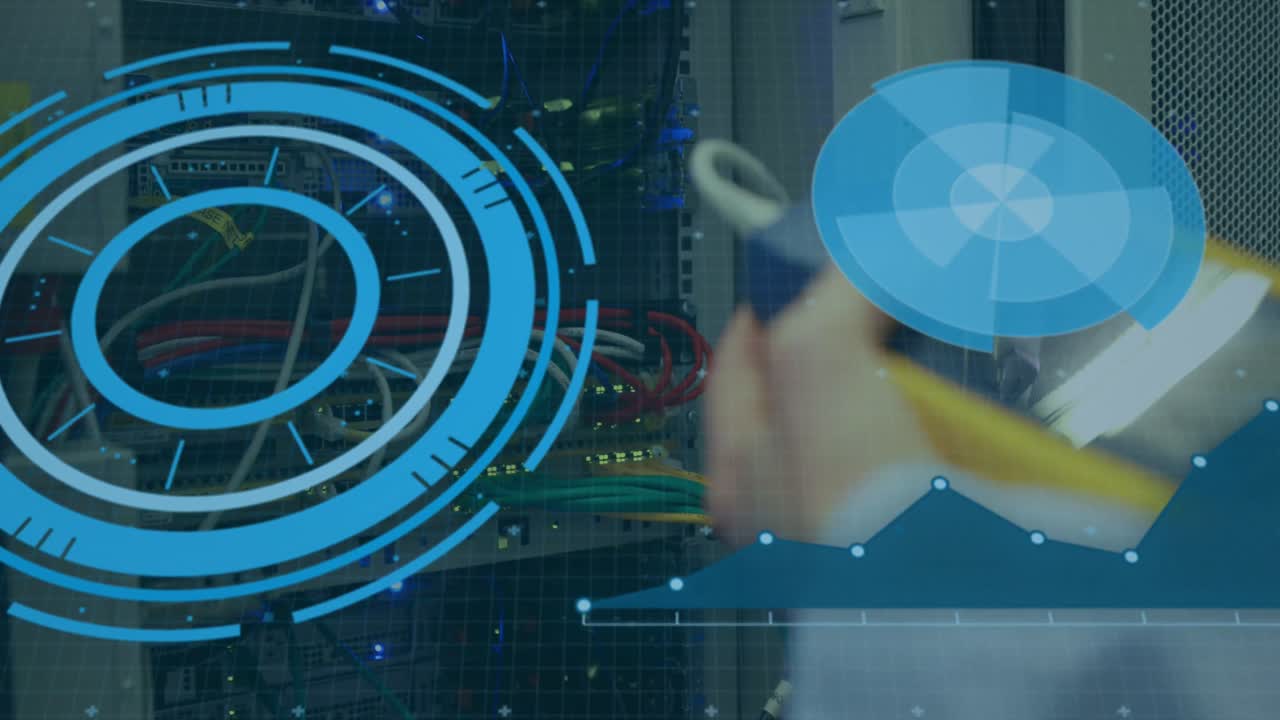 animación del procesamiento de datos sobre las manos del hombre caucásico comprobando los servidores