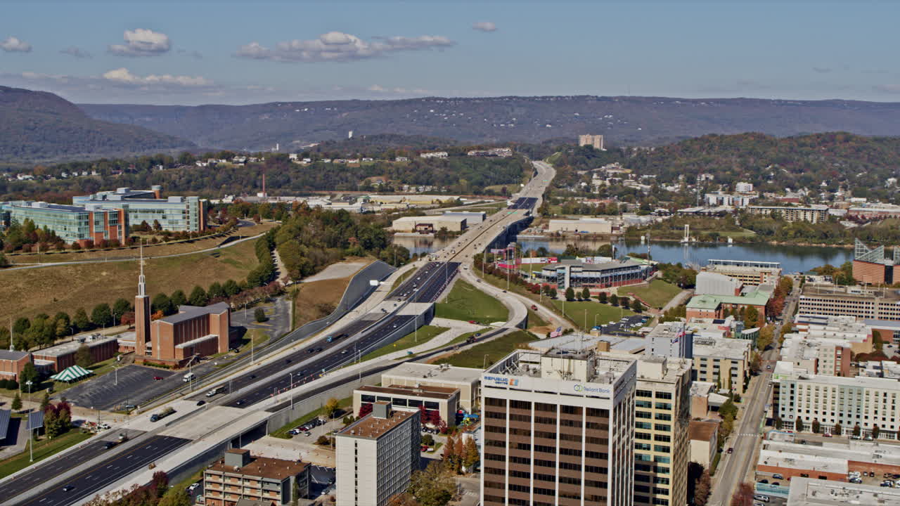 chattanooga tennessee aerial v3 시내를 가로지르는 파노라마 원형 팬으로 주변 지역의 도시 풍경과 산악 풍경을 캡처 - inspire 2, x7 카메라로 촬영 - 2020년 11월