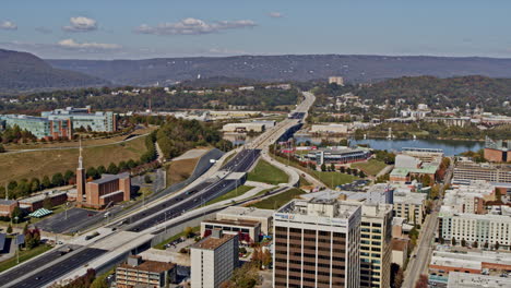 chattanooga tennessee panorámica circular aérea v3 a través del centro de la ciudad, capturando el paisaje urbano de los vecindarios y el paisaje montañoso - tomado con una cámara inspire 2, x7 - noviembre de 2020