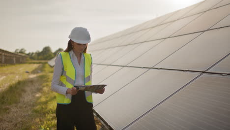 ingeniera inspeccionando paneles solares