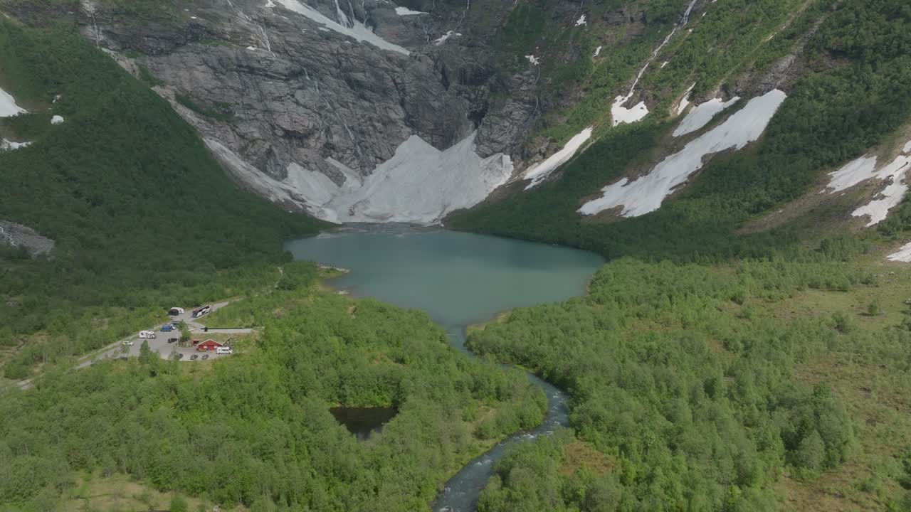 punto del glaciar boyabreen con montañas y bosques, vista aérea de avión no tripulado