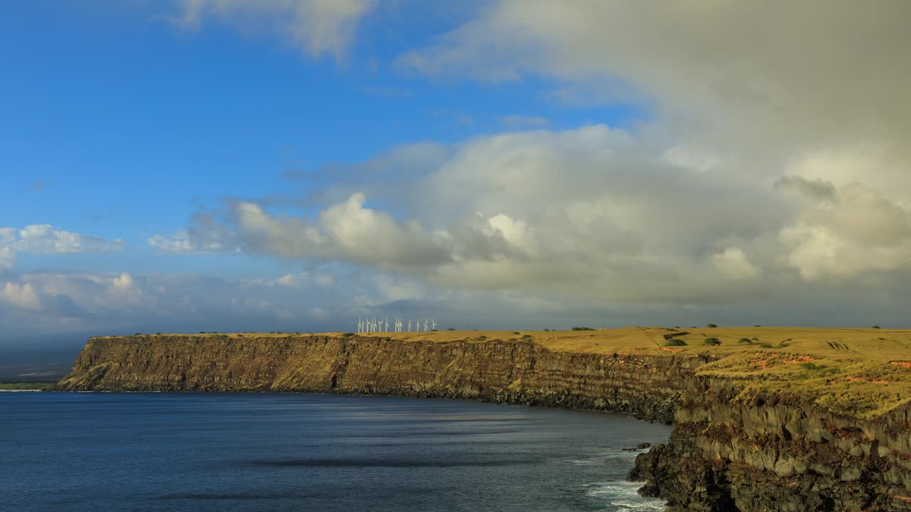 molinos de viento en el parque south point en la isla grande, hawai