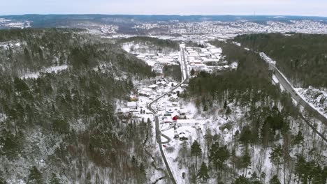 Vista-De-Pájaro-Del-Paisaje-Invernal-Sobre-La-Carretera-Rural-Durante-Los-Inviernos-Extremos