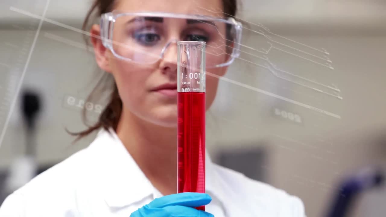 animación del procesamiento de datos sobre mujeres científicas con tubo de ensayo de laboratorio
