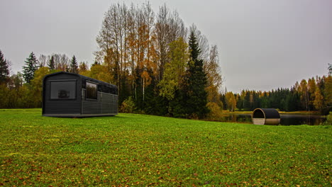 Saunahütte-Eingehüllt-In-Morgennebel-Der-Ländlichen-Landschaft-In-Lettland,-Zeitraffer