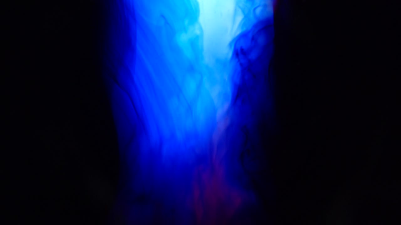 Filmato 4K. Sfondo astratto blu colorato con fiamme, pittura e inchiostro