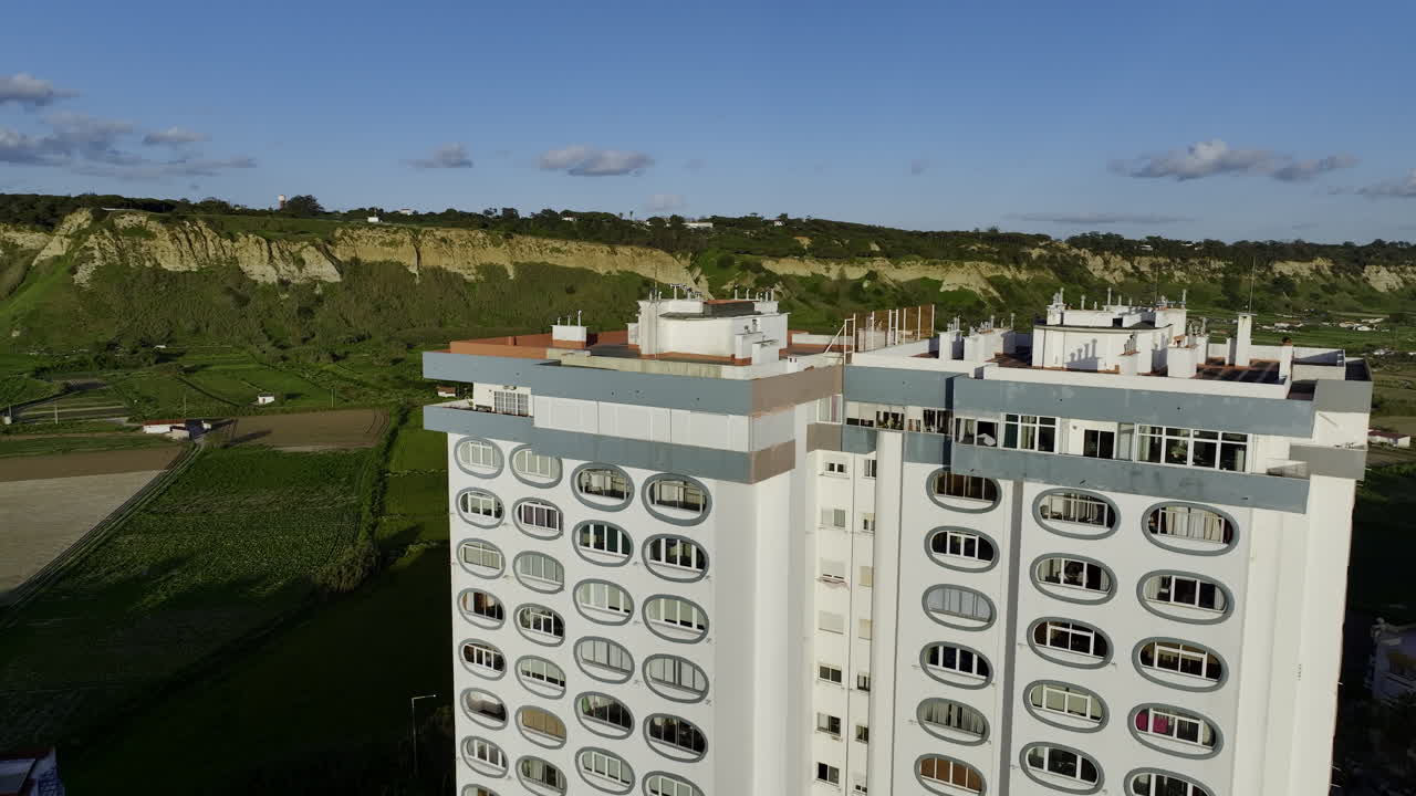tomada de drone del edificio más alto de costa