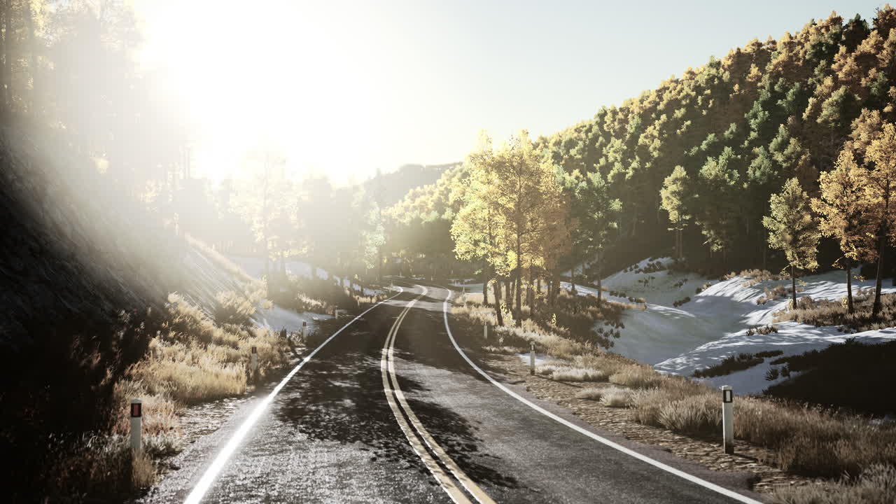 autopista en las montañas en un día de otoño en italia