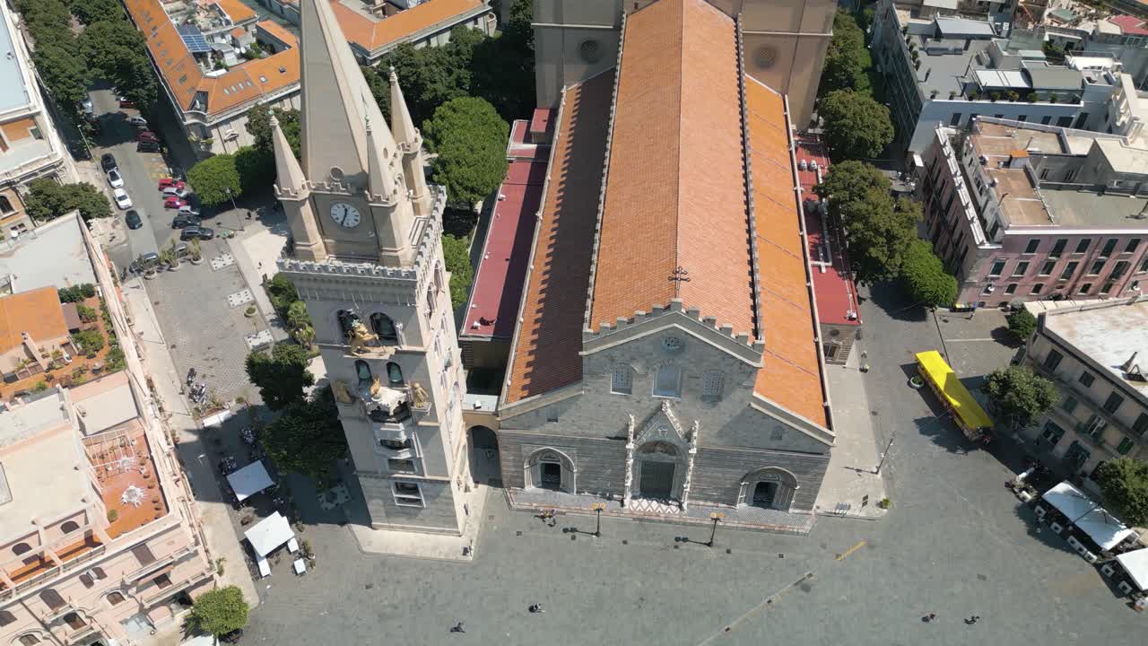 el retroceso aéreo revela la increíble catedral de messina
