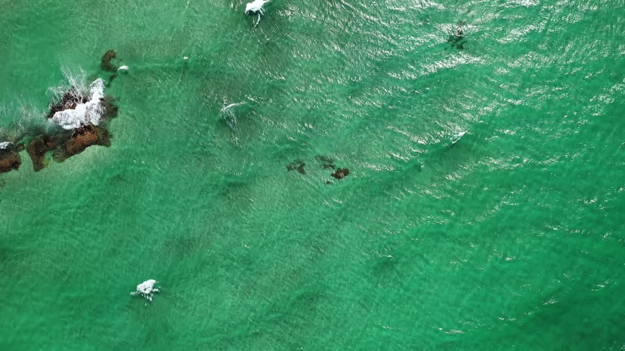 위에서 보이는 추상적인 파도 바다 해변.