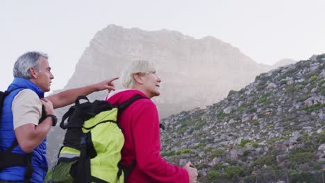 Älteres-Paar-Auf-Einer-Gemeinsamen-Wanderung-In-Der-Natur