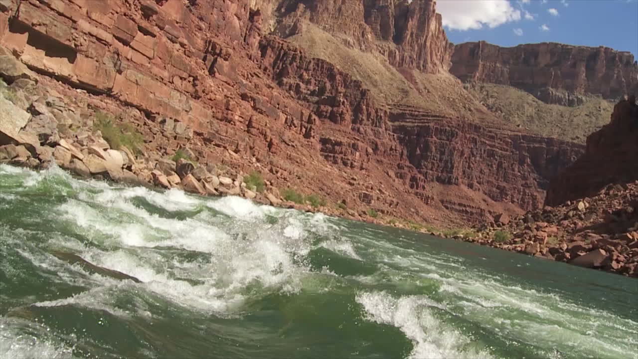 그랜드 캐년 2의 콜로라도 강에서 급류 래프팅의 pov