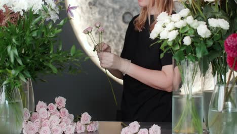 florista arreglando rosas rosas