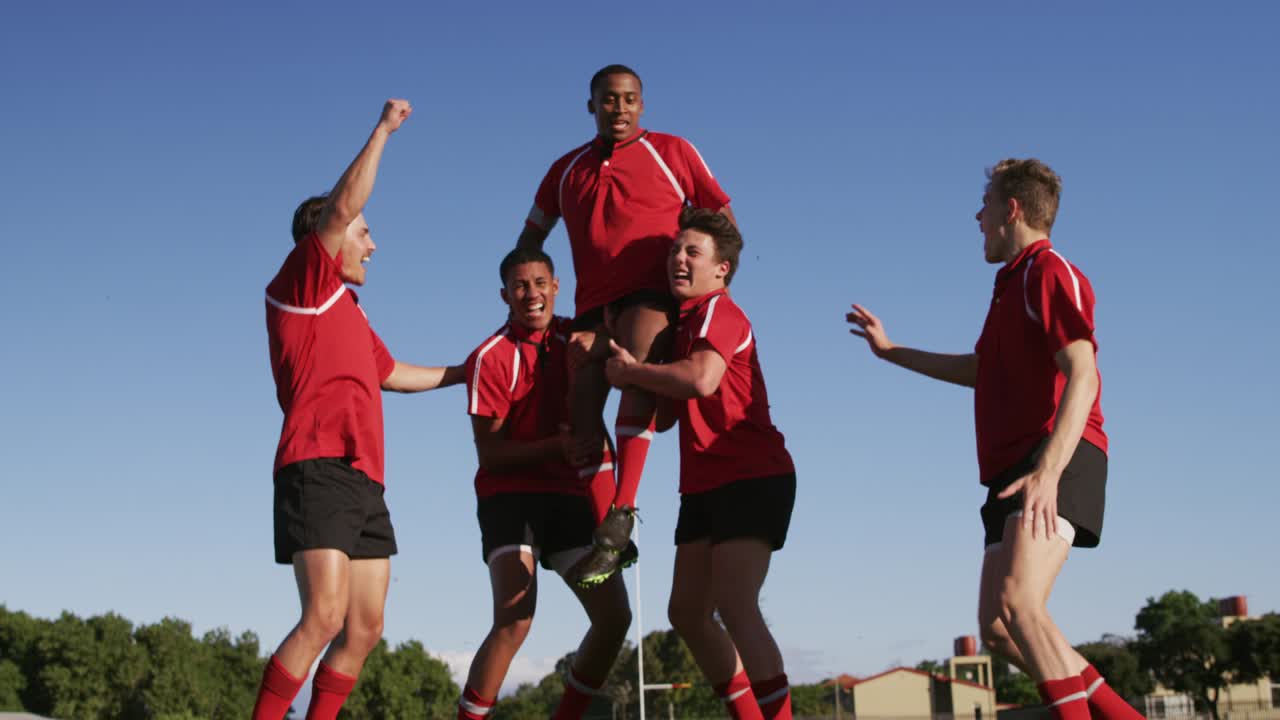 jugadores de rugby celebrando en el campo